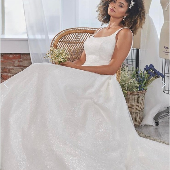 Maggie Sottero Symphony sparkly sample gown with pockets - Picture 3 of 12